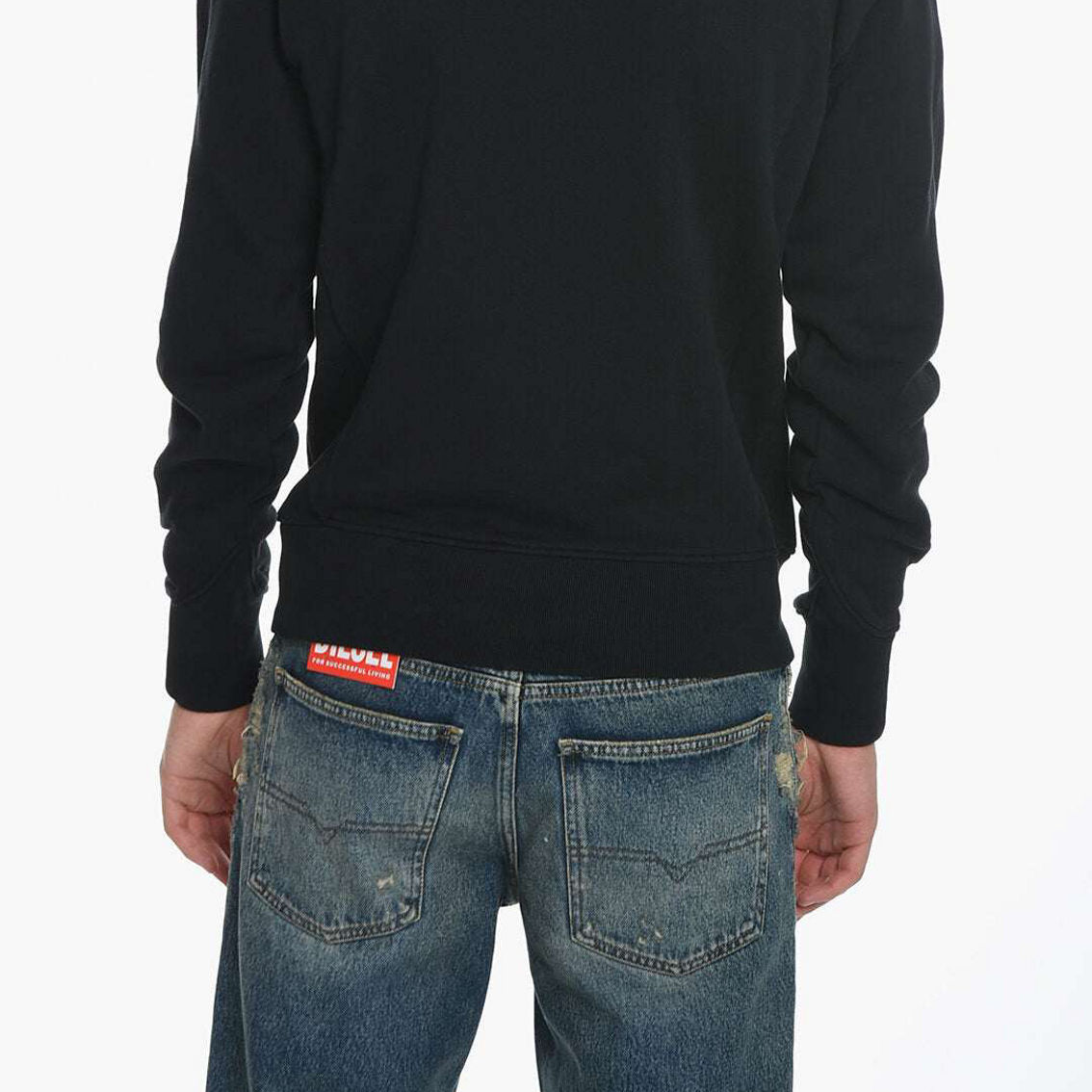 【関税込み】Ambush ネイビー ロゴ刺繍 スウェットシャツ 関税込み】Ambush ネイビー 'AMB' Graphic スウェットシャツ